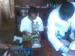  2014.10.01 Student with microscope